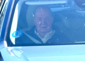 Juan Carlos I aterriza en Vigo para participar en otra regata en Sanxenxo