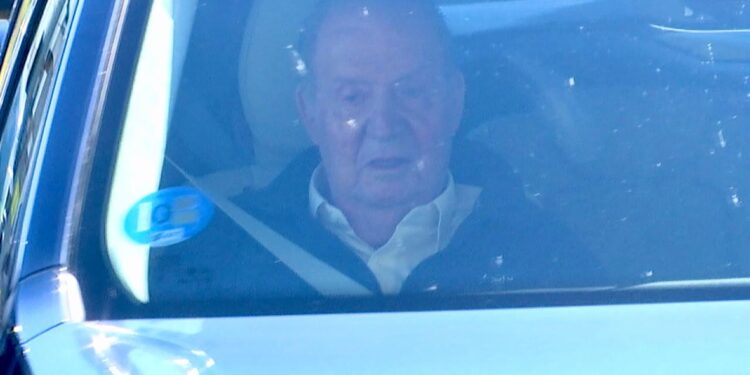 Juan Carlos I aterriza en Vigo para participar en otra regata en Sanxenxo