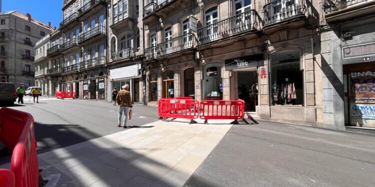 La céntrica calle Elduayen, «en tierra de nadie», renueva imagen solo superficial