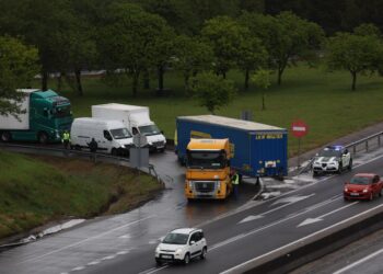 Bloqueado el acceso a la AP-9 desde la autovía tras perder un camión su remolque