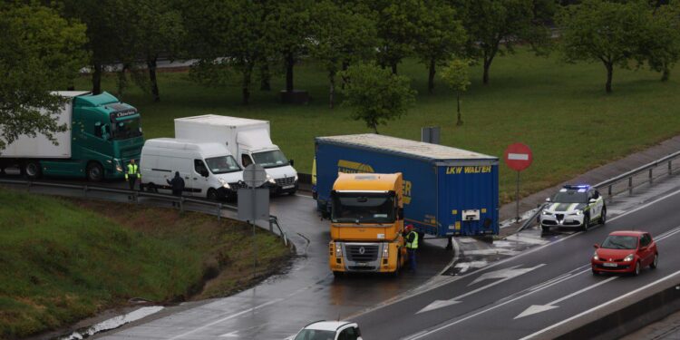 Bloqueado el acceso a la AP-9 desde la autovía tras perder un camión su remolque