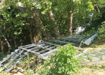 Nuevo avance en el paseo del Lagares: se inicia la instalación del puente sobre la cascada de la Cova da Serpe