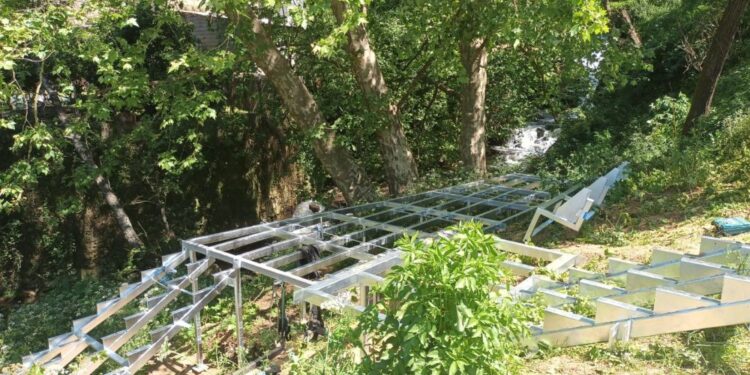 Nuevo avance en el paseo del Lagares: se inicia la instalación del puente sobre la cascada de la Cova da Serpe