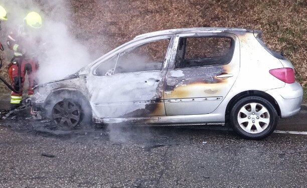 Completamente calcinado un vehículo en el vial de la Universidade