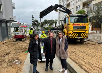 Comienza la instalación de la primera de las cinco rampas que salvarán los 15 metros entre Urzaiz y Vialia