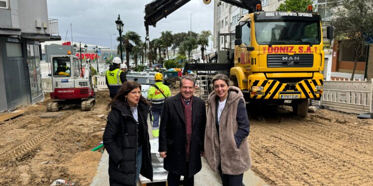 Comienza la instalación de la primera de las cinco rampas que salvarán los 15 metros entre Urzaiz y Vialia