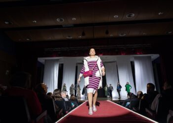 Beade sube a la pasarela a 85 vecinos de entre dos meses y 87 años