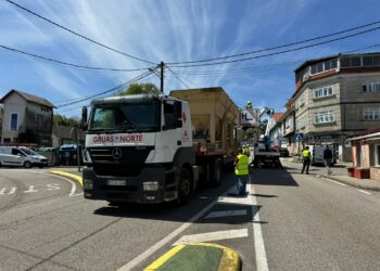 Cortado el tráfico y sin luz en Peinador tras el derribo de un cable de alta tensión