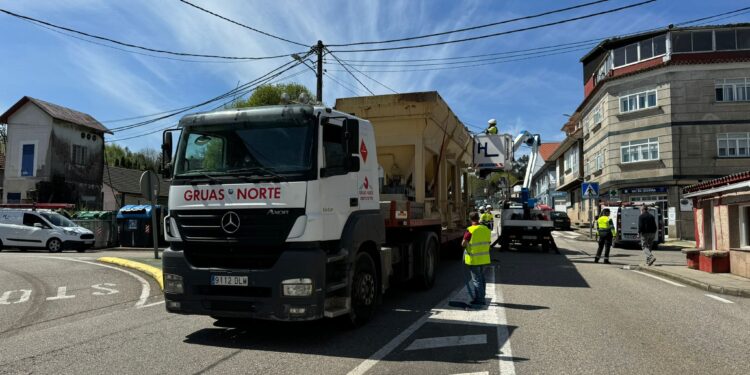 Cortado el tráfico y sin luz en Peinador tras el derribo de un cable de alta tensión