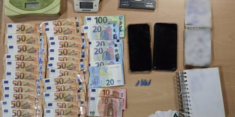 Dos detenidos tras desarticular un punto negro de venta de drogas en Navia