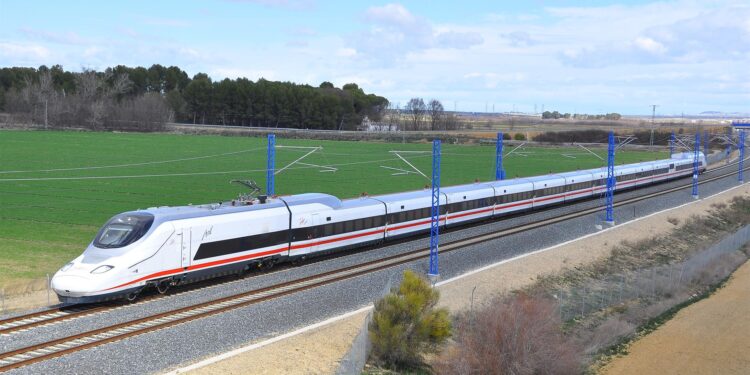 Éxito de los trenes Avril en Galicia: vendidos más de 13.000 billetes en 24 horas