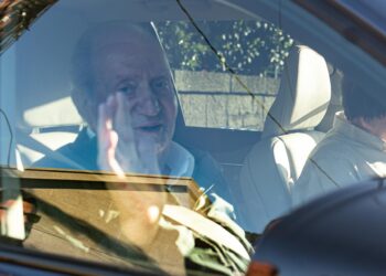Juan Carlos I abandona Sanxenxo sin salir a navegar y sin recibir visitas