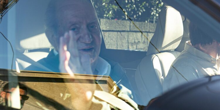 Juan Carlos I abandona Sanxenxo sin salir a navegar y sin recibir visitas