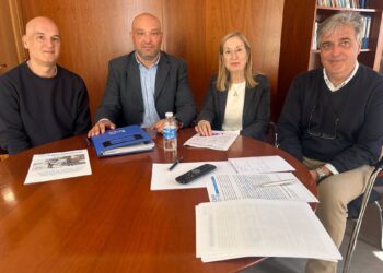 Ana Pastor y Pedro Puy recogen las reivindicaciones de los policías de Pontevedra