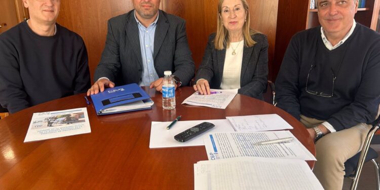 Ana Pastor y Pedro Puy recogen las reivindicaciones de los policías de Pontevedra