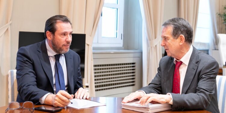 El «impulso a la llegada del AVE a Vigo»: tema central de la reunión entre Óscar Puente y Abel Caballero