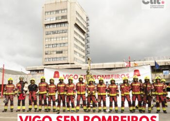 Nueva acción de Bomberos en Praza do Rei. / Foto: CUT