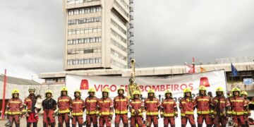 Nueva acción de Bomberos en Praza do Rei. / Foto: CUT