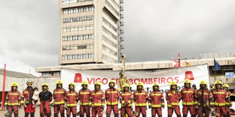 Nueva acción de Bomberos en Praza do Rei. / Foto: CUT