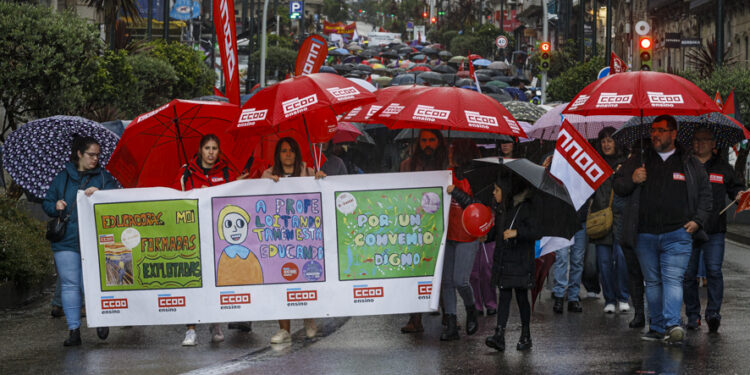 Miles de personas se manifiestan en Galicia en demanda de «mejores salarios» y «trabajo digno»