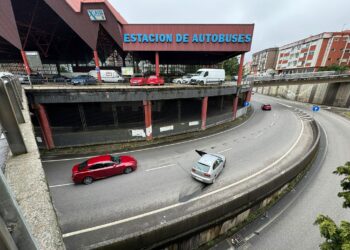 Accidente bajo la antigua estación de autobuses y derrame en la calzada