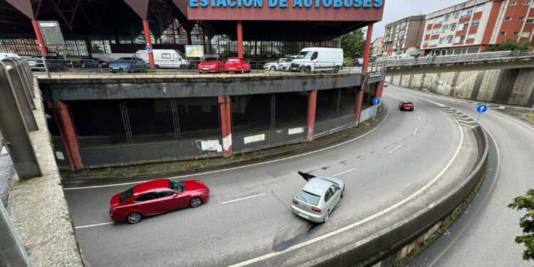 Accidente bajo la antigua estación de autobuses y derrame en la calzada