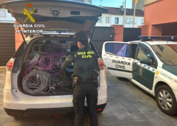 Grabados dos vecinos de Cangas mientras robaban material en un edificio en construcción