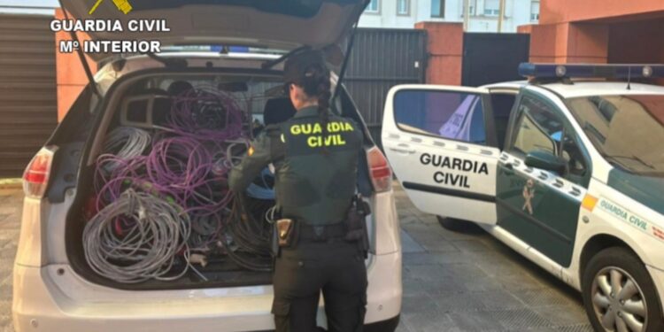 Grabados dos vecinos de Cangas mientras robaban material en un edificio en construcción