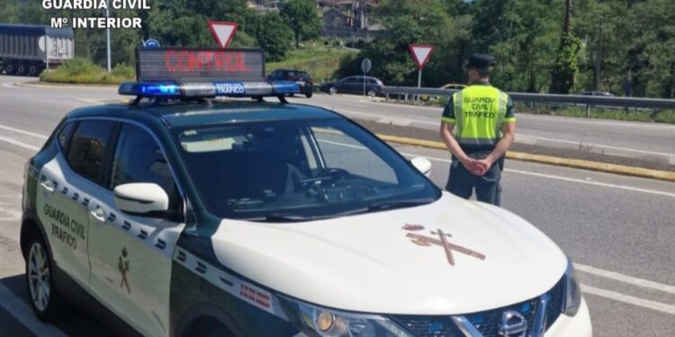 Sorprendido el conductor de un coche de alta gama con un dispositivo de detección de radares