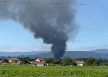 Controlado el incendio de la nave agrícola en Tomiño: la Xunta desactiva el plan de emergencias