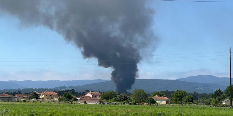 Controlado el incendio de la nave agrícola en Tomiño: la Xunta desactiva el plan de emergencias