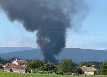 Un incendio devora una nave agrícola en Tomiño y corta la carretera Vigo-Tui