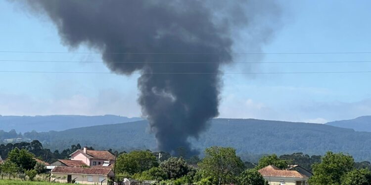 Un incendio devora una nave agrícola en Tomiño y corta la carretera Vigo-Tui