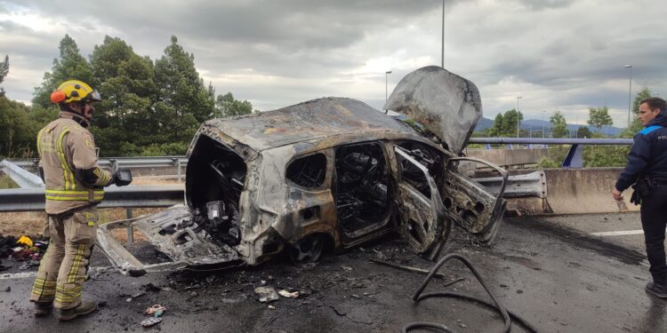 Heridas siete personas tras salirse un vehículo de la vía y comenzar a arder en la AP-9
