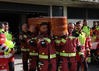 El último adiós de Sergio, a hombros de los bomberos de Vigo