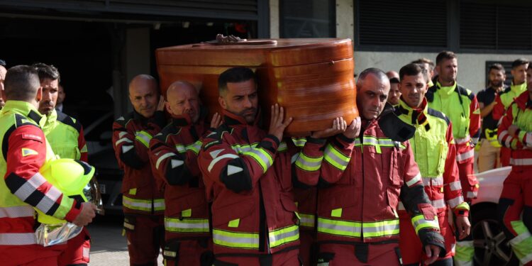 El último adiós de Sergio, a hombros de los bomberos de Vigo