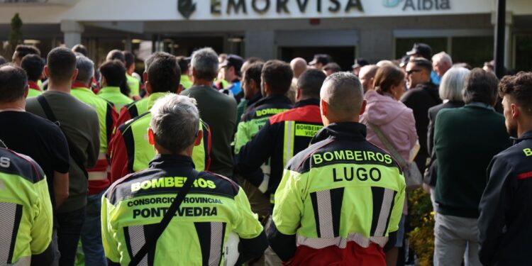 El último adiós de Sergio, a hombros de los bomberos de Vigo