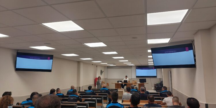 Detectar falsificaciones en monedas o billetes: nueva formación contra el fraude para la Policía Local