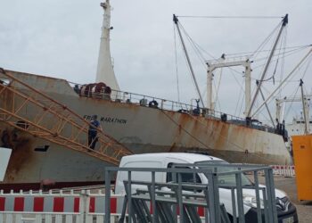 Ingresado en la UCI un operario tras precipitarse al interior de un barco en Chapela
