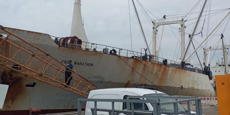 Ingresado en la UCI un operario tras precipitarse al interior de un barco en Chapela