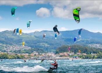 La playa de Cesantes inaugura el calendario oficial de kitesurf