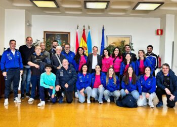 Caballero recibe a las jugadoras de balonmano del Carballal y les promete un nuevo pabellón