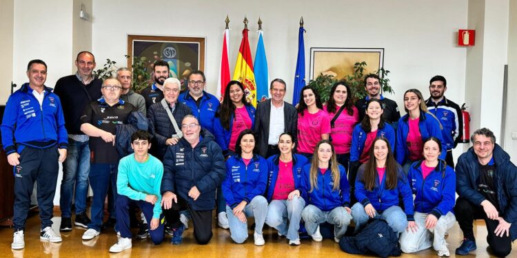 Caballero recibe a las jugadoras de balonmano del Carballal y les promete un nuevo pabellón