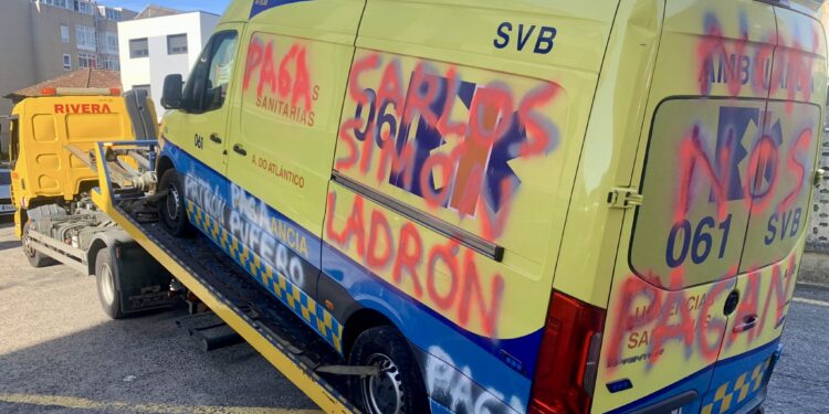 Los sindicatos acusan a la Xunta de inacción ante el «completo caos» en Ambulancias del Atlántico