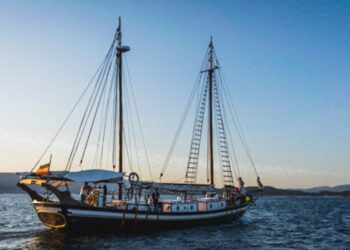 Nueva atracción turística para disfrutar de la ría: la goleta «Evangelina» suelta ya los amarres