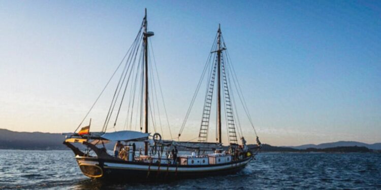 Nueva atracción turística para disfrutar de la ría: la goleta «Evangelina» suelta ya los amarres