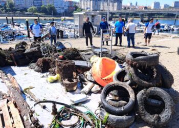 Retiran dos toneladas de basura de los fondos marinos de Bouzas