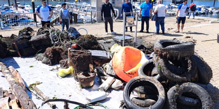 Retiran dos toneladas de basura de los fondos marinos de Bouzas