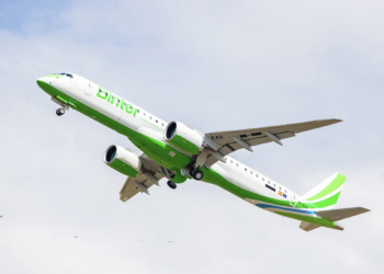 Binter cumple en Santiago el sexto aniversario de la ruta entre Peinador y Canarias