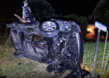 Vuelca el coche en Mougás y sale herido leve por su propio pie